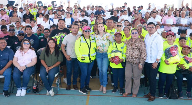 Reconoce Gobierno de Isla Mujeres a su personal con entrega de uniformes y mejores condiciones laborales