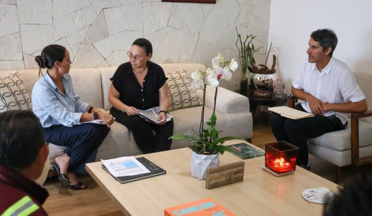 Ana Paty Peralta facilita atención de cancunenses en Palacio Municipal