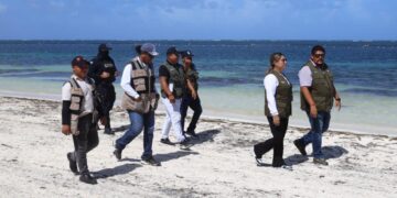 Mantiene gobierno de Puerto Morelos vigilancia en sus playas para evitar ambulantaje