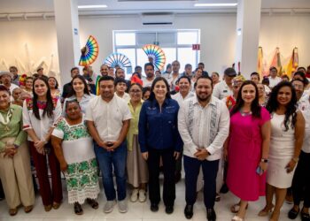 La democracia también habla maya; Firma Estefanía Mercado acuerdo con el Teqroo