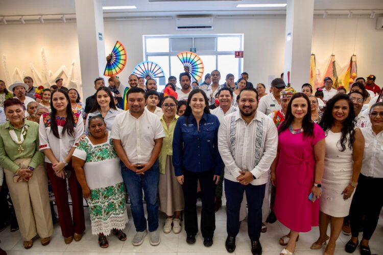 La democracia también habla maya; Firma Estefanía Mercado acuerdo con el Teqroo