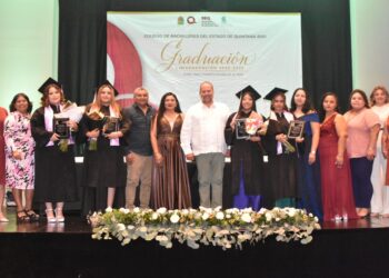Atestiguan autoridades ceremonia de graduación de bachilleres de Puerto Morelos