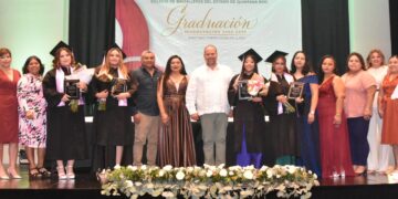 Atestiguan autoridades ceremonia de graduación de bachilleres de Puerto Morelos