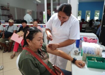 Impulsa Atenea Gómez jornadas de vacunación para bienestar de familias isleñas