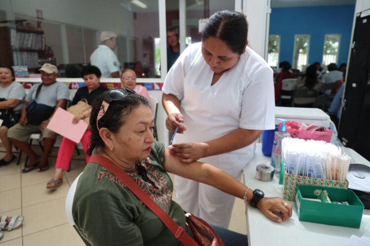 Impulsa Atenea Gómez jornadas de vacunación para bienestar de familias isleñas