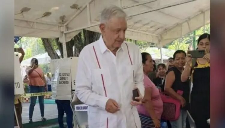 AMLO reaparece para votar en elecciones del Poder Judicial