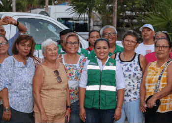 Pone en marcha Blanca Merari el programa "Puerto Morelos brilla" para modernizar el alumbrado público