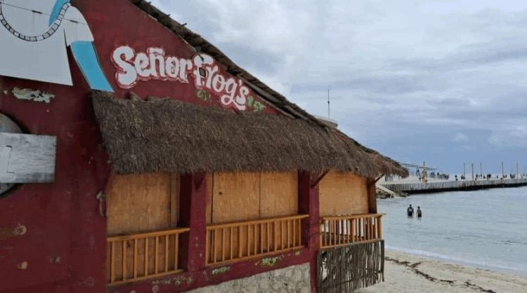 En proceso de demolición, antiguo Sr. Frog’s de Playa del Carmen