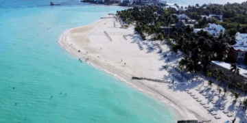 Lucen playas de Isla Mujeres limpias, ordenadas y libres de sargazo