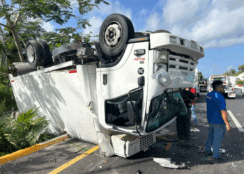 Se vuelca camióntras choque en carretera Cancún-Playa del Carmen