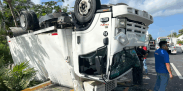 Se vuelca camióntras choque en carretera Cancún-Playa del Carmen