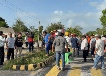 Ejidatarios bloquean carretera en Felipe Carillo Puerto