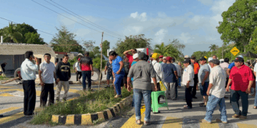Ejidatarios bloquean carretera en Felipe Carillo Puerto