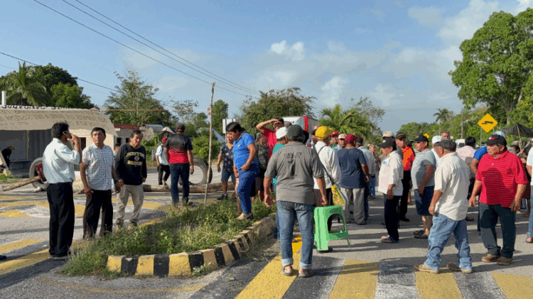 Ejidatarios bloquean carretera en Felipe Carillo Puerto