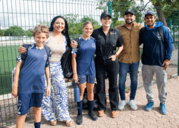 Coloca Estafanía Mercado pasto sintético en la cancha principal del Poliforum