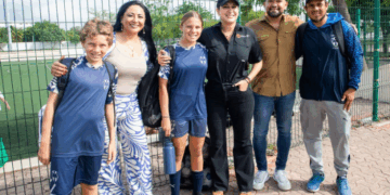 Coloca Estafanía Mercado pasto sintético en la cancha principal del Poliforum