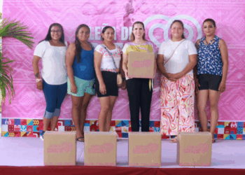 Entrega Atenea Gómez apoyos alimentarios del Programa “Isleña de Corazón” en la Isla