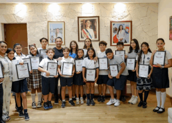 Ana Paty Peralta convive con ganadores del Cabildo Infantil por un día