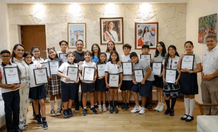 Ana Paty Peralta convive con ganadores del Cabildo Infantil por un día