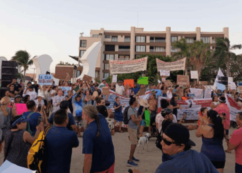 En Cozumel marchan en contra del cuarto muelle