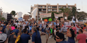 En Cozumel marchan en contra del cuarto muelle