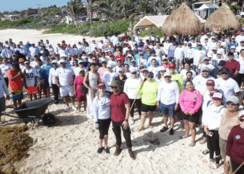 Realiza Gobierno de Isla Mujeres jornada especial del Limpiatón en playa del Mar Caribe