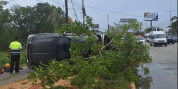 Deja onda tropical lluvias y choques en Cancún