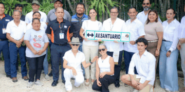 Ana Paty entrega nomenclatura de avenida Santuario
