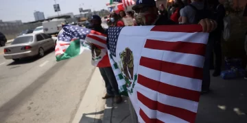 Claudia Sheinbaum reitera llamado a mexicanos en EU a protestar pacíficamente