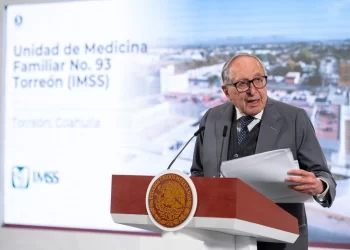 David Kershenobich niega escasez de vacunas contra el sarampión