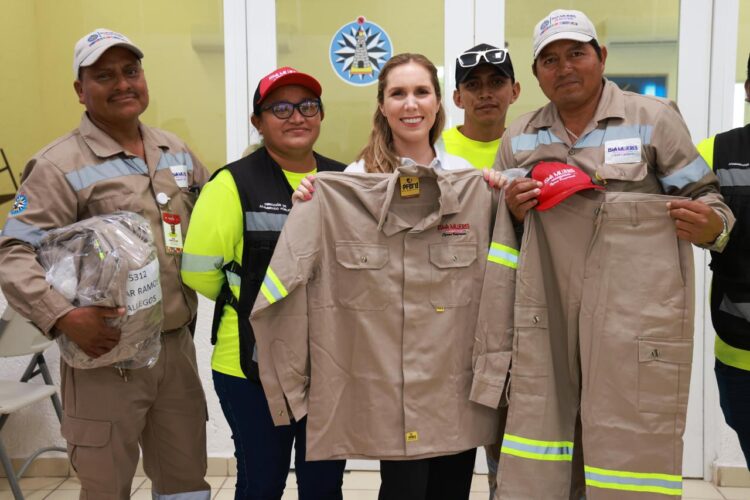 Dignifica Atenea Gómez condiciones laborales con entrega uniformes en Ciudad Mujeres