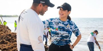 Retira Gobierno de Estefanía Mercado más de 19 mil toneladas de sargazo esta temporada en Playa del Carmen