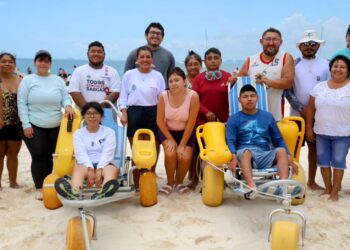 Brinda Gobierno de Isla Mujeres jornada terapéutica en la playa a pacientes del CRIM