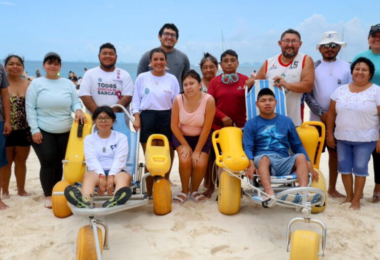 Brinda Gobierno de Isla Mujeres jornada terapéutica en la playa a pacientes del CRIM