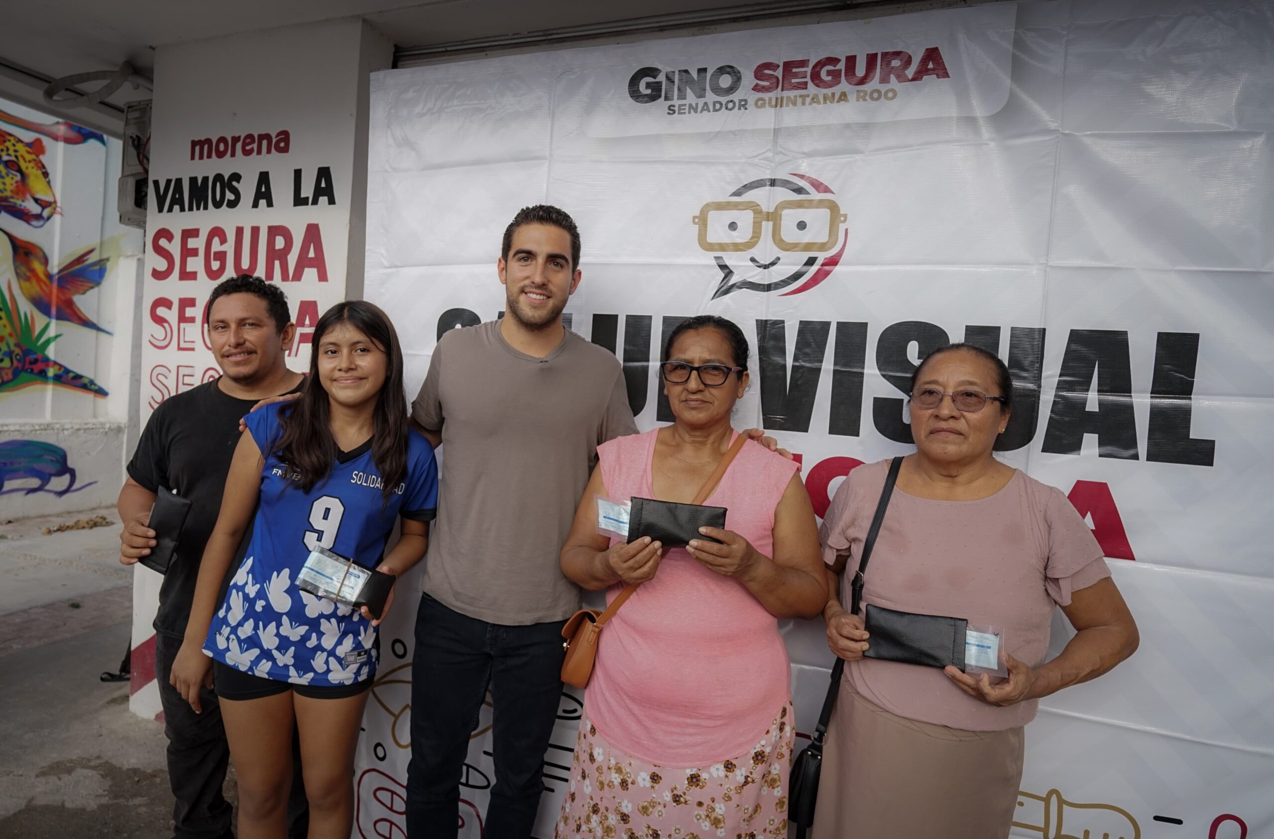 Atiende Gino Segura a playenses en su Casa de Transformación