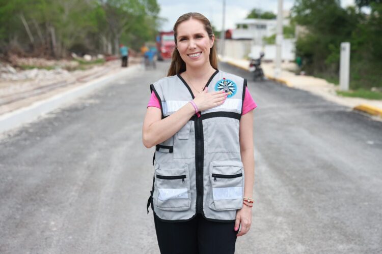 Supervisa Atenea Gómez pavimentación en la colonia San Valentín en Ciudad Mujeres
