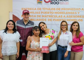 Mara Lezama entrega títulos de propiedad a familias de Leona Vicario tras décadas de espera