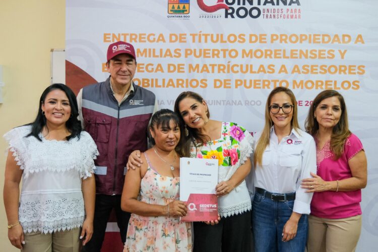 Mara Lezama entrega títulos de propiedad a familias de Leona Vicario tras décadas de espera