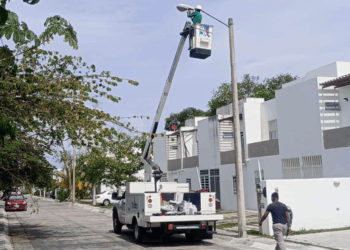 Programa "Puerto Morelos Brilla" avanza, con el que se moderniza la red de Alumbrado Público