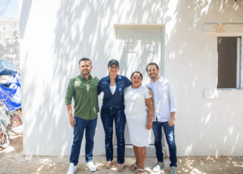 Estefanía Mercado y Pablo Bustamante supervisan acciones de mejoramiento de vivienda en Playa del Carmen