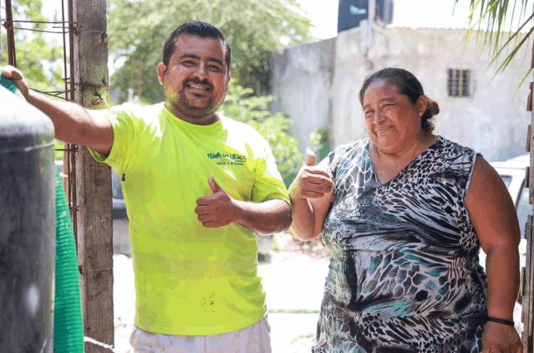 Continúa Gobierno de Isla Mujeres llevando agua gratuita a las familas de Ciudad Mujeres