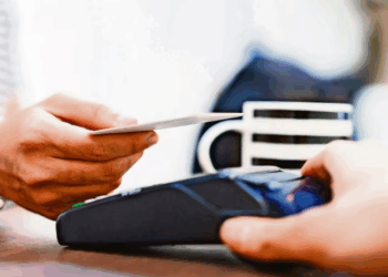 Denuncias llueven contra comercios por comisión al pagar con tarjeta; "que se ch... el consumidor", dicen comerciantes