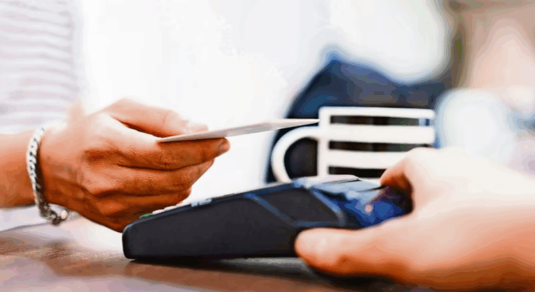 Denuncias llueven contra comercios por comisión al pagar con tarjeta; "que se ch... el consumidor", dicen comerciantes