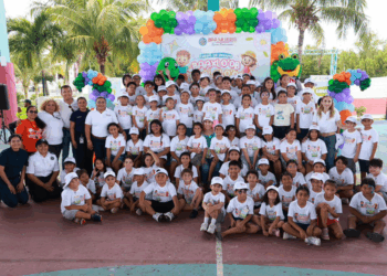 Convive Atenea Gómez con niñas y niños del curso de verano “Baaxlo’ob Paalalo’ob”