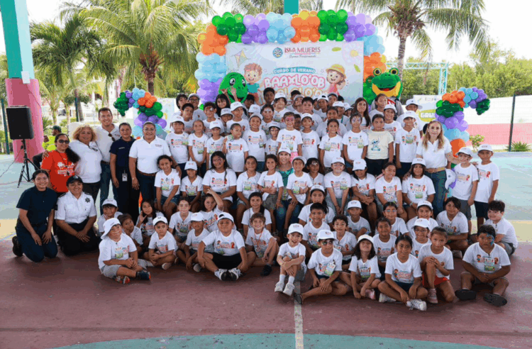 Convive Atenea Gómez con niñas y niños del curso de verano “Baaxlo’ob Paalalo’ob”