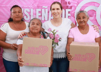 Entrega Atenea Gómez apoyos alimentarios del programa “Isleña de Corazón” en el poblado de Francisco May