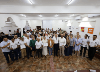 Reconoce IEQROO trayectoria y dedicación de funcionarios con 15, 20 y 25 años de servicio