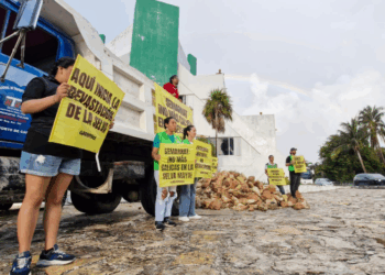 Greenpeace arroja rocas frente a la Semarnat de Cancún para protestar por sascaberas