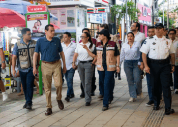 Encabeza Estefanía Mercado recorrido en la Quinta Avenida para poner orden y atender problemáticas