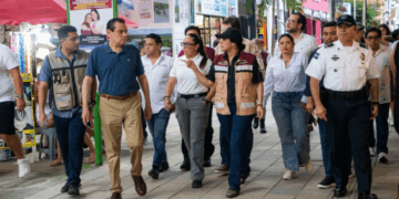 Encabeza Estefanía Mercado recorrido en la Quinta Avenida para poner orden y atender problemáticas